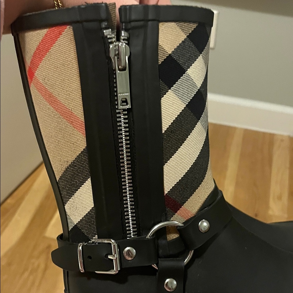 Burberry Black and Tan Plaid Winter Boots - Picture 4 of 5